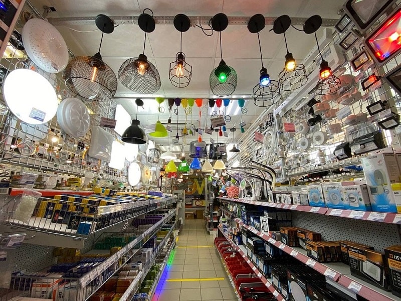 Подвесные светильники на шнуре в магазине СЭМ на ул. Роз - Сочи