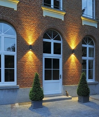 Декоративное освещение фасада здания
